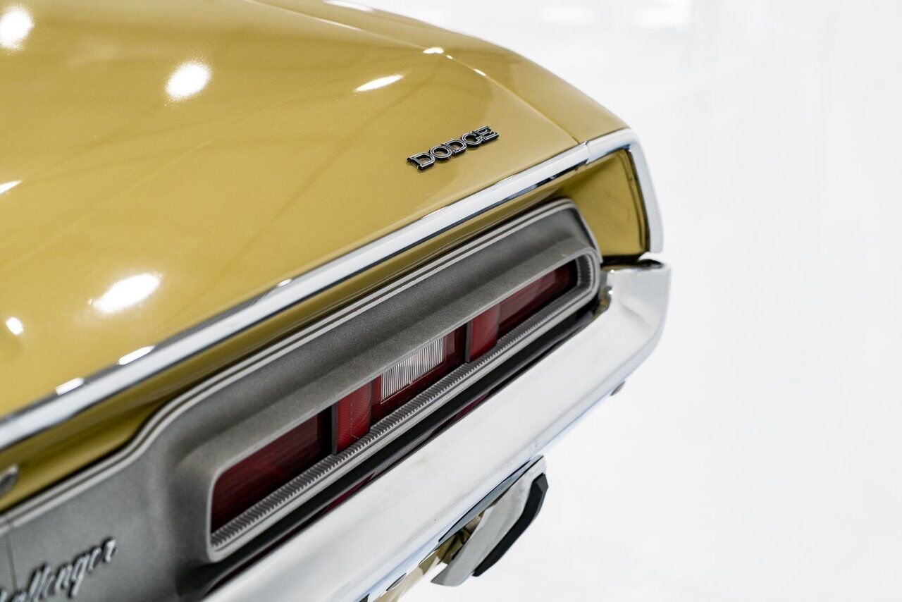 1971 Dodge Challenger *PRIX EN USD* Convertible Fully restored to desirable specifications Gold Montreal - photo #49