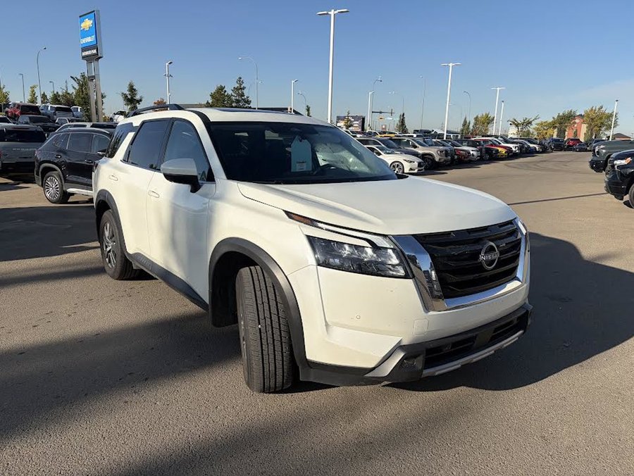 2024 Nissan Pathfinder SV 3.5L | Heated Seats White