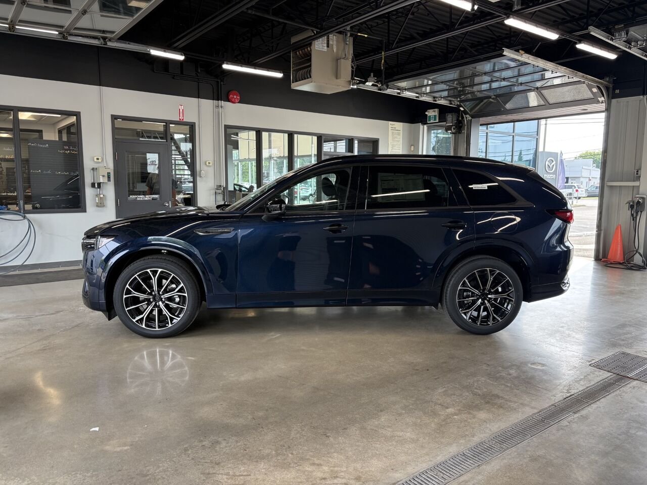 MAZDA CX-70 hybride rechargeable GT TI 2026 Bleu cristal foncé mica Châteauguay - photo #4