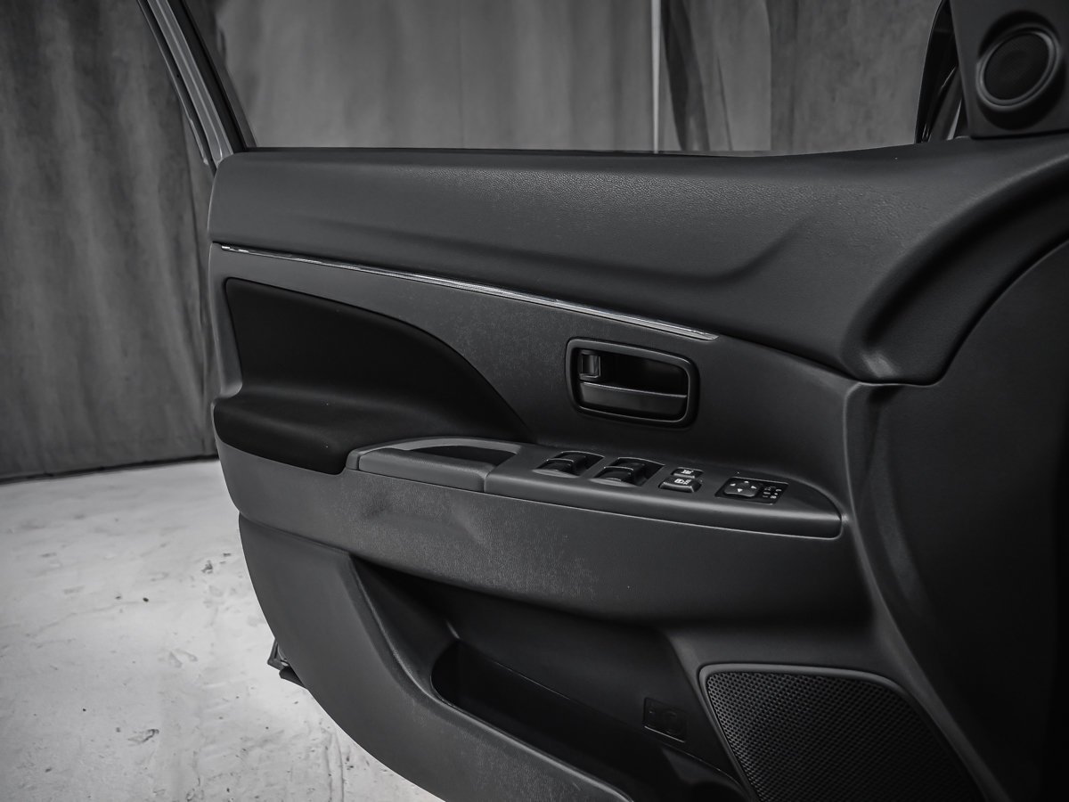 2025 Mitsubishi RVR ES FWD CARPLAY CAMÉRA SIÈGES CHAUFFANTS Grey Montreal - photo #8