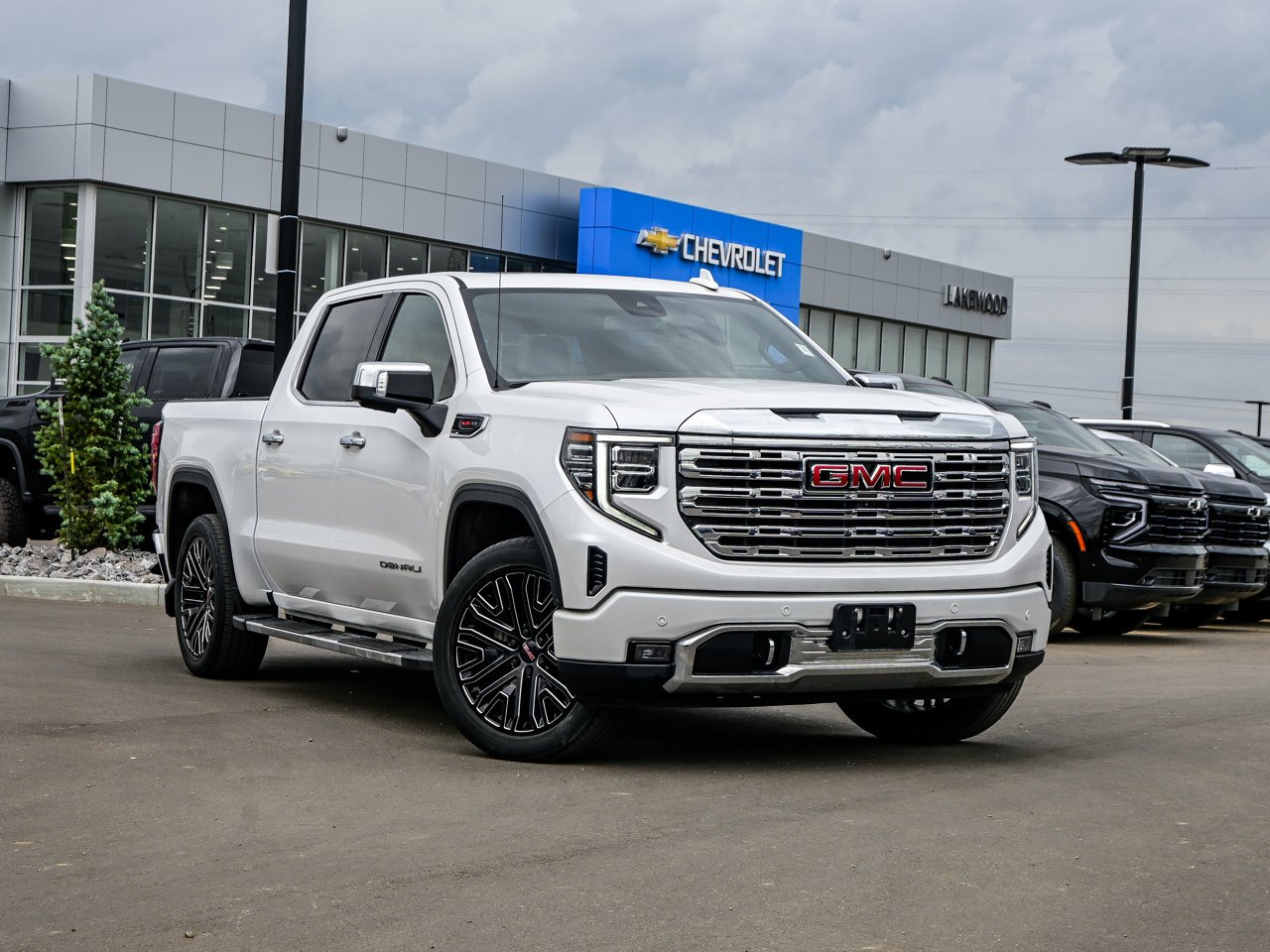 2024 GMC Sierra 1500 4WD Crew Cab 147 Denali White Sherwood Park - photo #1