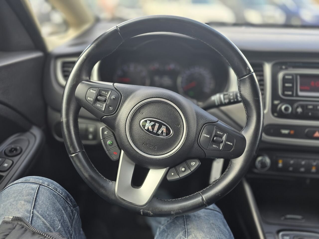 2016 Kia Rondo White  - photo #13