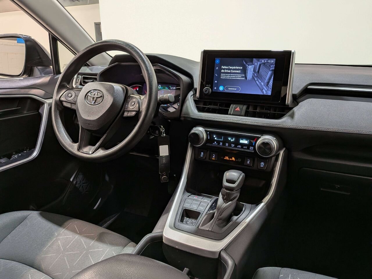 Toyota RAV4 LE AWD 2024 Noir Val-David - photo #17