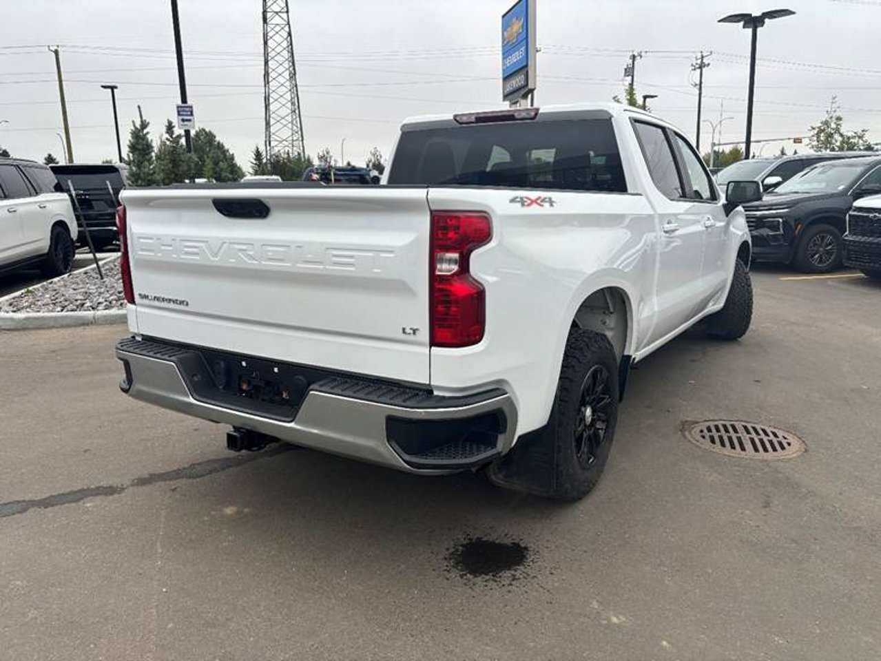 2023 Chevrolet Silverado 1500 4WD Crew Cab 147 LT White Sherwood Park - photo #4