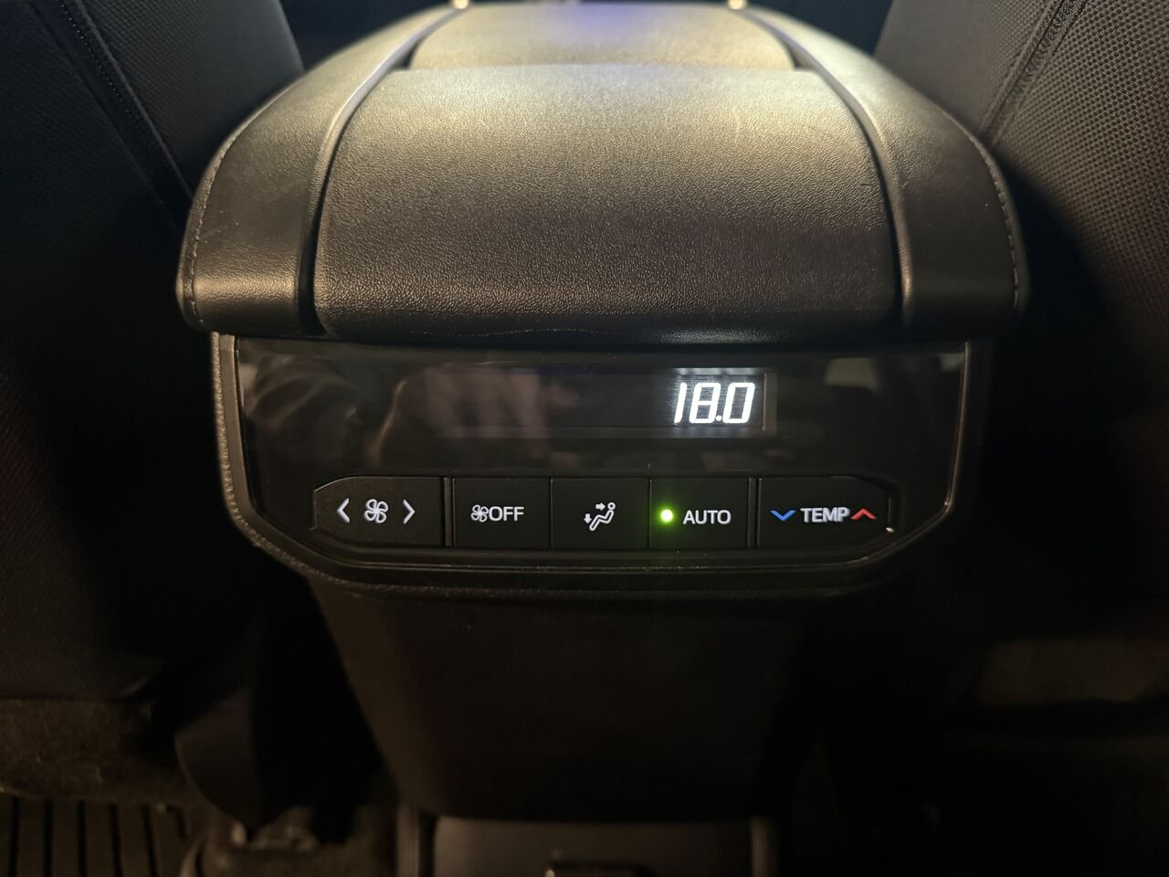 2024 Toyota Highlander Black Saint-Eustache - photo #8