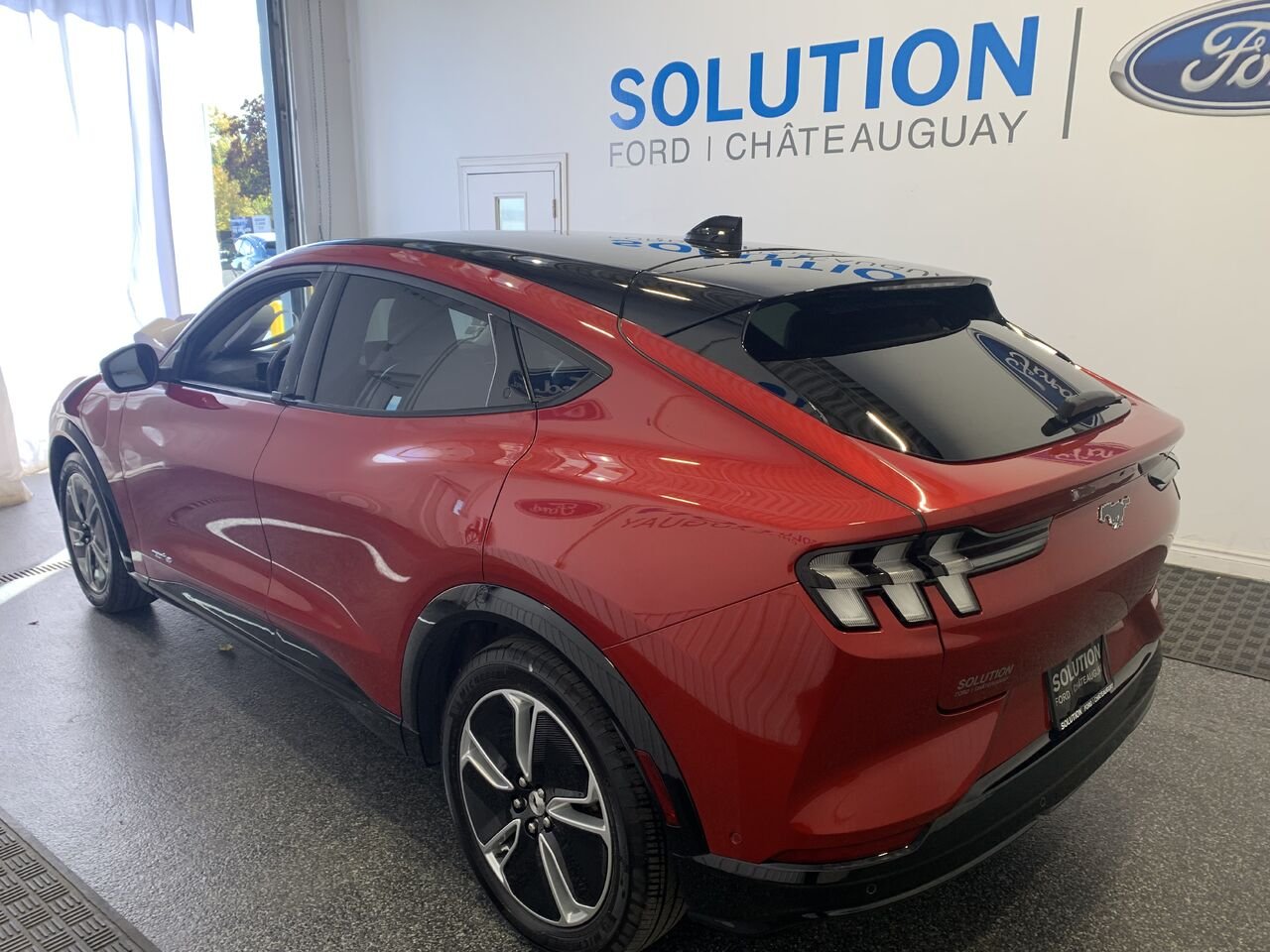 Ford Mustang Mach-E PREMIUM AWD Haut de gamme TI 2023 Rouge Châteauguay - photo #5