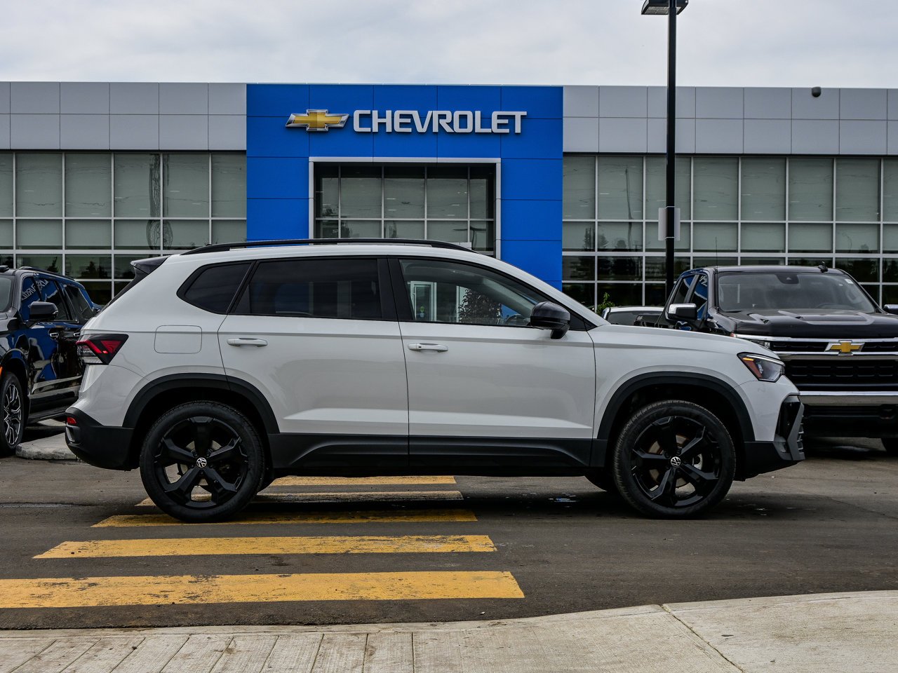 2026 Volkswagen Taos Comfortline Black Edition 4MOTION White Sherwood Park - photo #14