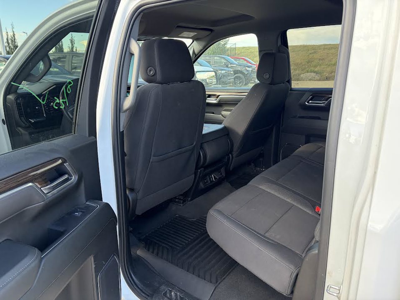 2025 Chevrolet Silverado 1500 4WD Crew Cab 147 LT White Sherwood Park - photo #5
