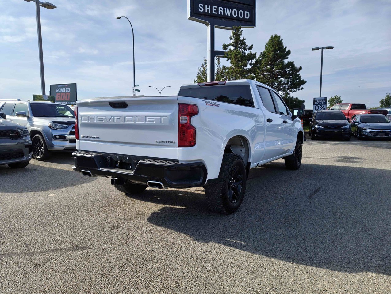 2025 Chevrolet Silverado 1500 4WD Crew Cab 157 Custom Trail Boss White Sherwood Park - photo #5