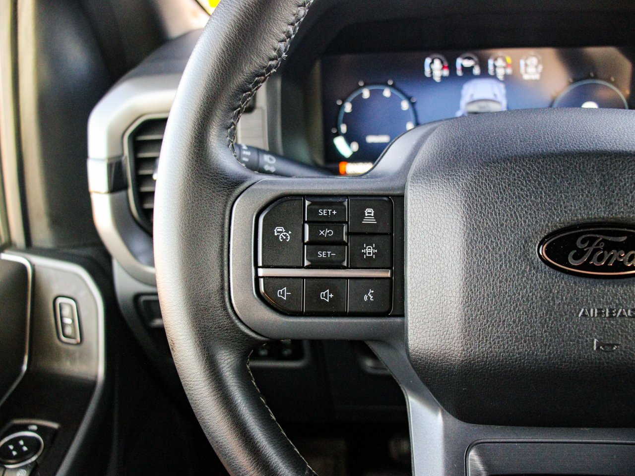 2025 Ford F-150 XLT 4WD SuperCrew 5.5' Box White Sherwood Park - photo #18