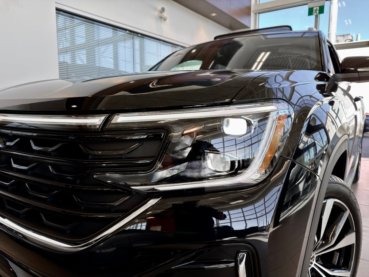 2026 Volkswagen Atlas Cross Sport Black Notre-Dame-des-Prairies - photo #4