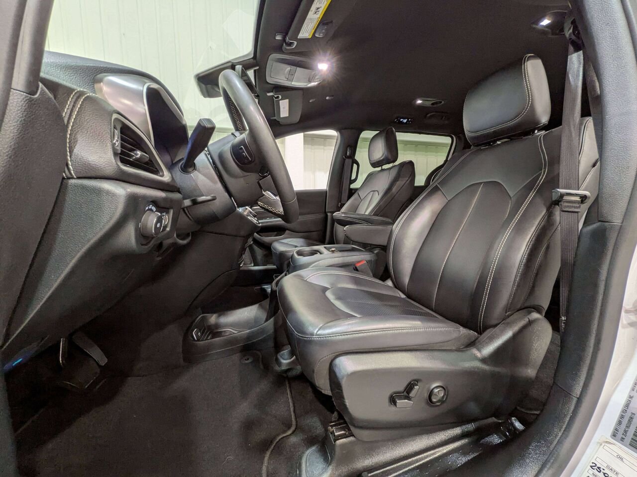 2025 Chrysler Pacifica Select FWD White Val-David - photo #1
