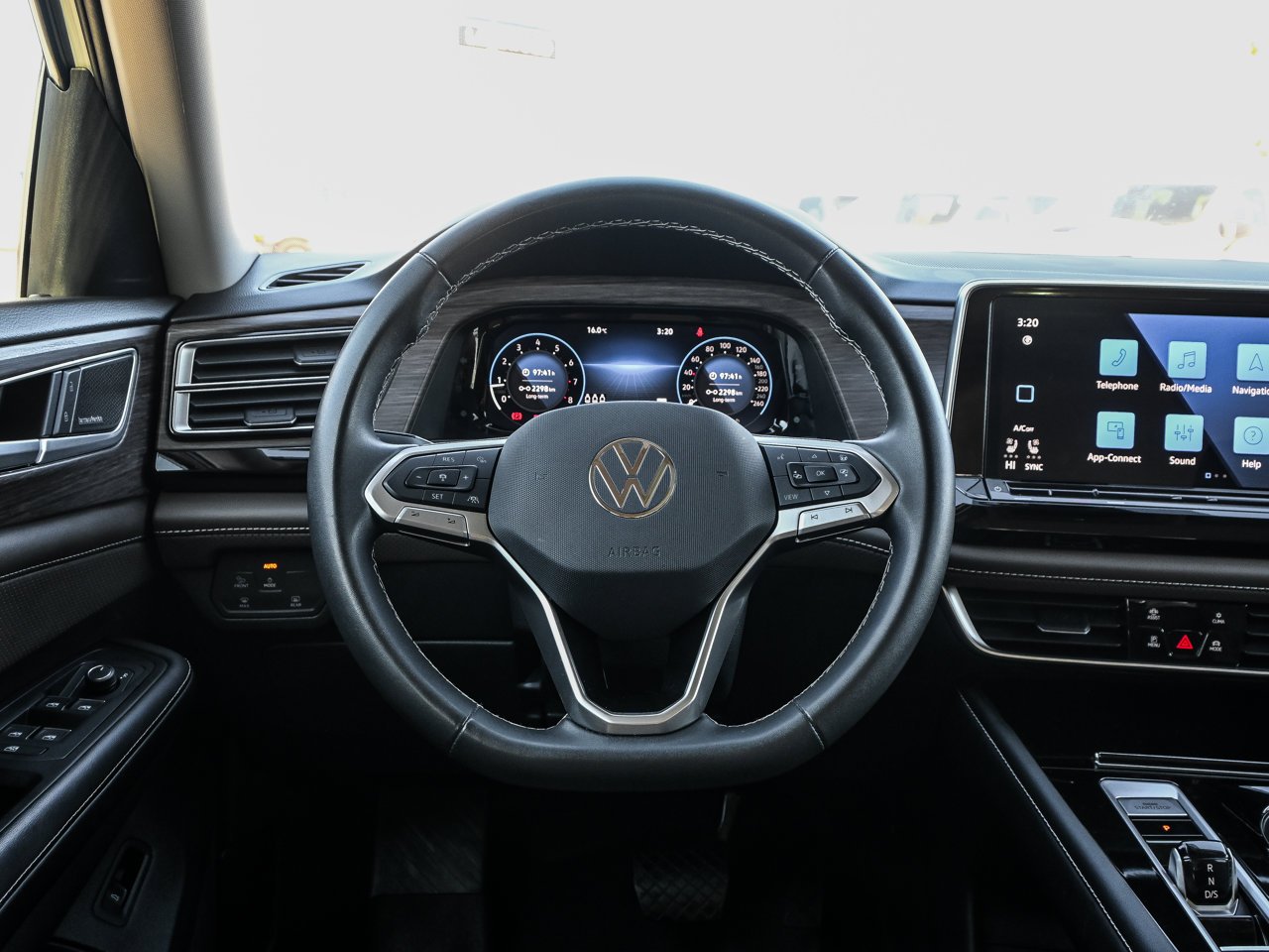 2024 Volkswagen Atlas Highline 2.0 TSI 4MOTION White Sherwood Park - photo #21