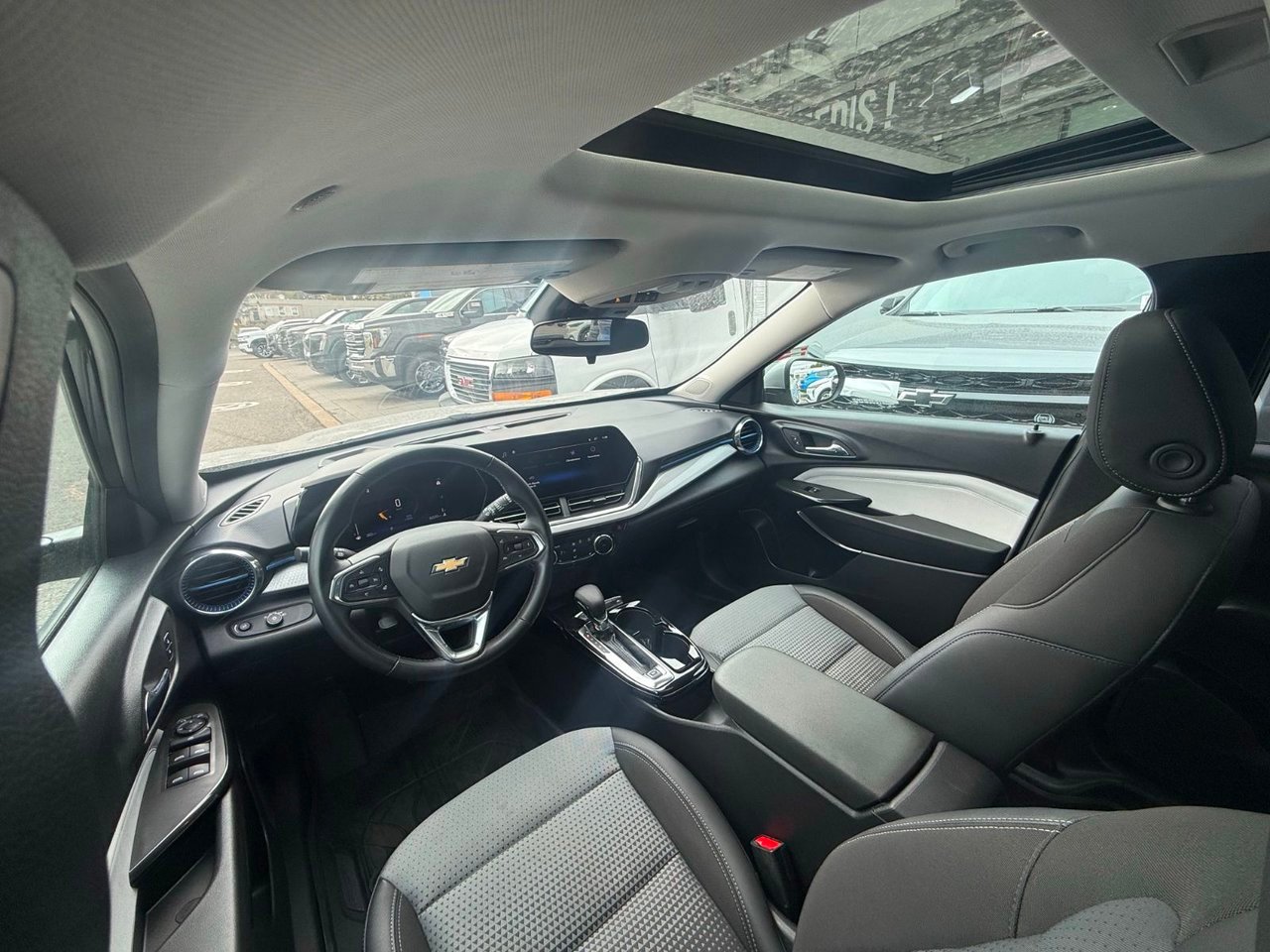 Chevrolet Trax LT *TOIT* SIEGES CHAUFF *REG ADAPT* CARPLAY *PROMO 2024 Gris Saint-Jérôme - photo #13