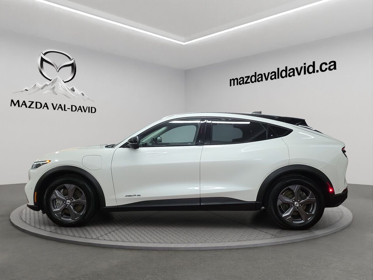 Ford Mustang Mach-E Sélect TI, Traction intégrale, écran tactile SYNC 4 de 15,5 pouces, Apple CarPlay et Android Auto 2023 Blanc Val-David - photo #1