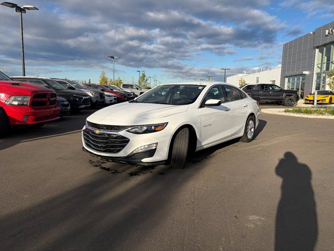 2021 Chevrolet Malibu 4dr Sdn LT White Sherwood Park - photo #2