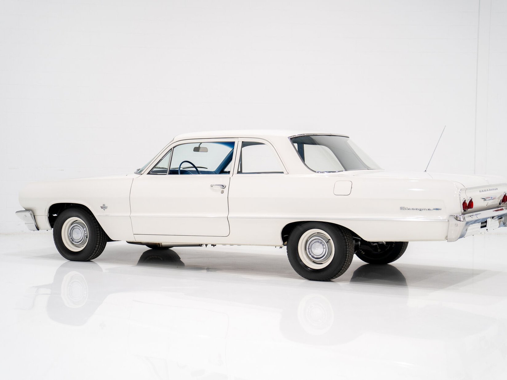 1964 Chevrolet Biscayne Matching 409 / 425HP Transmission 4 Vitesse Complètement Entièrement restauré **PRIX EN USD** White Montreal - photo #6