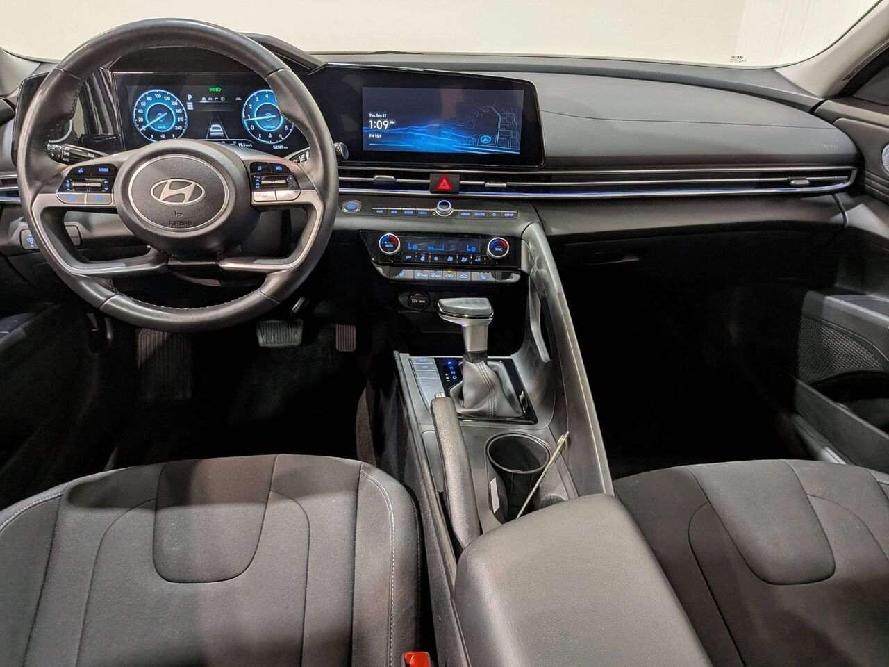 2025 Hyundai Elantra Preferred IVT w/Tech Pkg White Val-David - photo #30