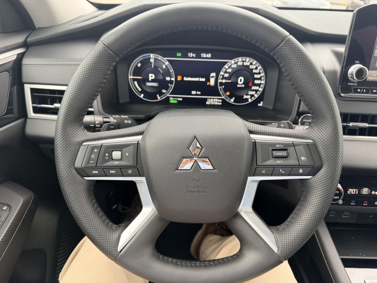 2025 Mitsubishi Outlander Plug-In Hybrid Silver  - photo #15
