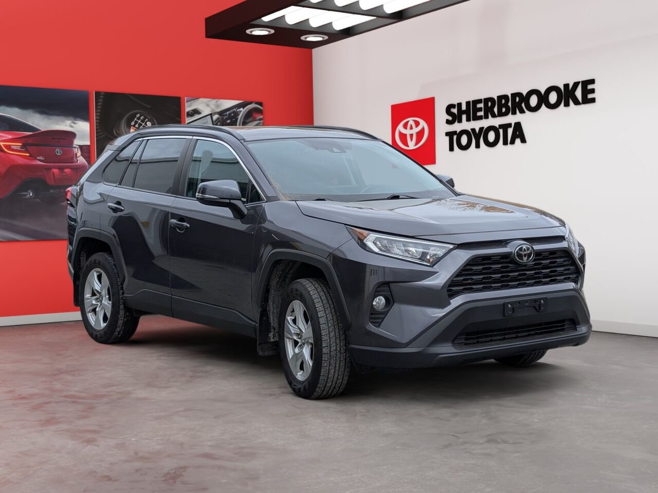 Toyota RAV4 XLE/AWD/SIÈGES CHAUFFANTS/VOLANT CHAUFFANT/BLUETOOTH/AC BIZONE 2019 Gris Sherbrooke - photo #1
