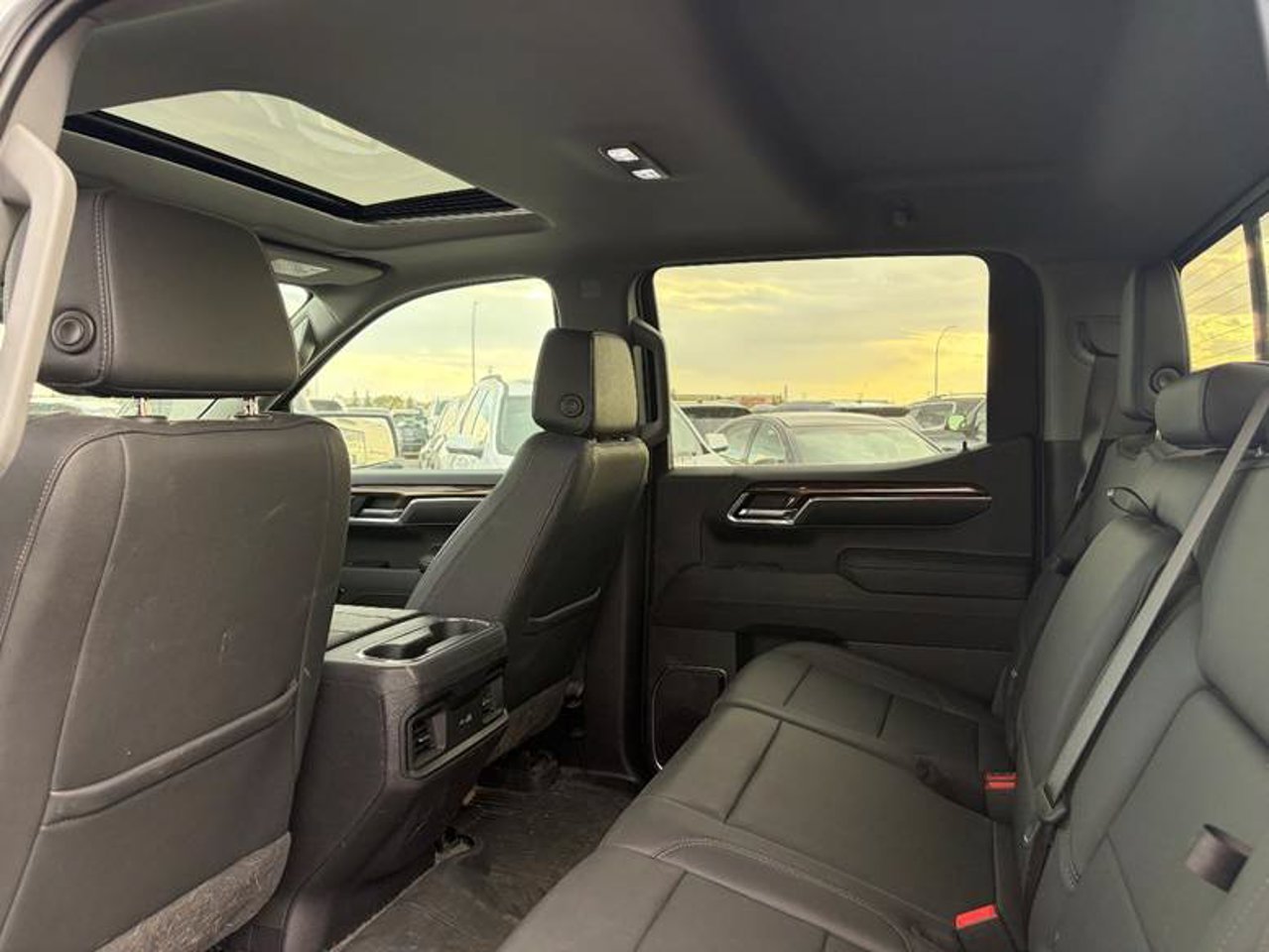 2024 Chevrolet Silverado 1500 4WD Crew Cab 147 RST White Sherwood Park - photo #6