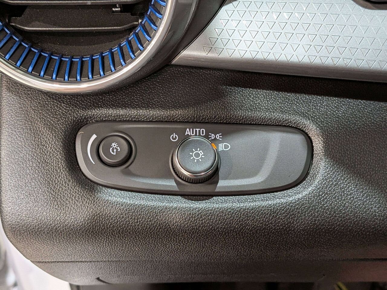 2025 Chevrolet Trax FWD 4dr LT White Val-David - photo #30