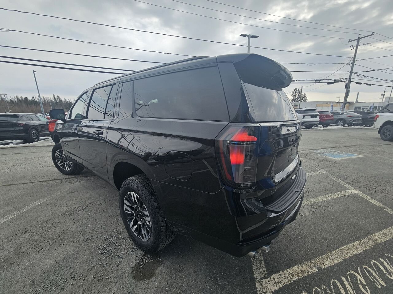 Chevrolet Suburban Z71 4 portes 4RM 2027 Noir Thetford Mines - photo #4