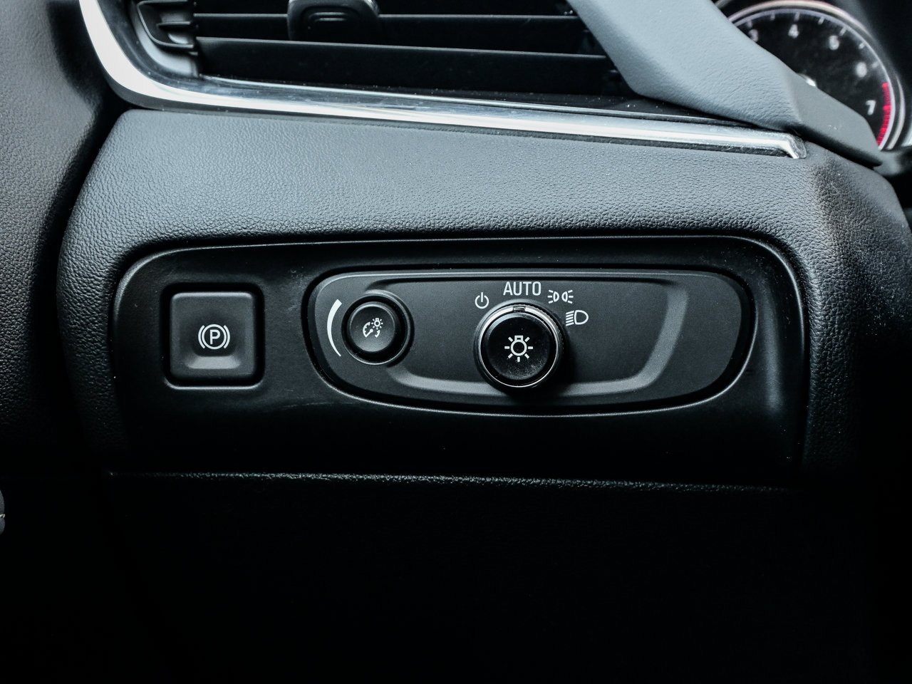 2020 Buick Enclave AWD 4dr Essence White Sherwood Park - photo #20