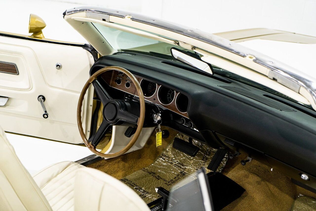 1971 Dodge Challenger *PRIX EN USD* Convertible Fully restored to desirable specifications Gold Montreal - photo #12