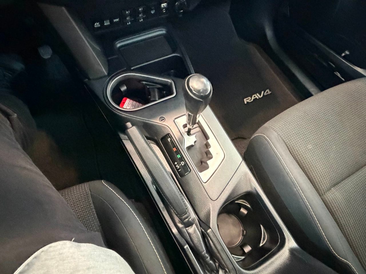 Toyota RAV4 Hybride 2017 Gris Notre-Dame-des-Prairies - photo #8