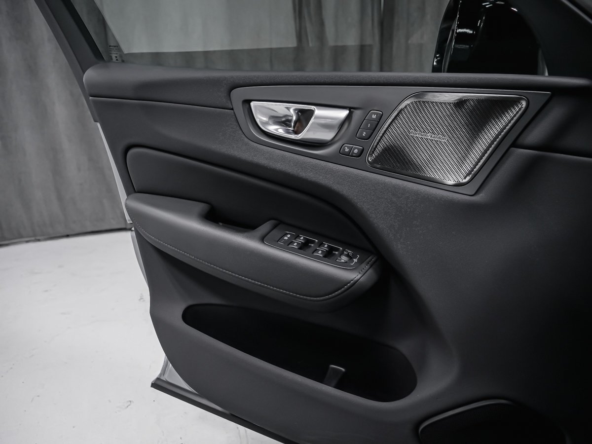 Volvo XC60 B5 PLUS DARK 2024 Gris Montréal - photo #9