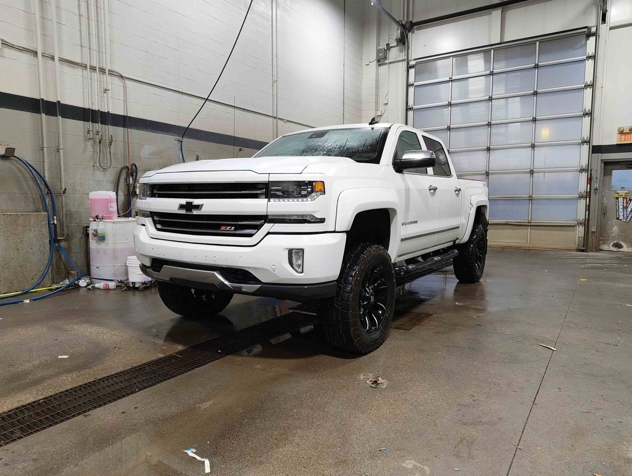 2017 Chevrolet Silverado 1500 4WD Crew Cab 143.5 LTZ w/2LZ White Sherwood Park - photo #3