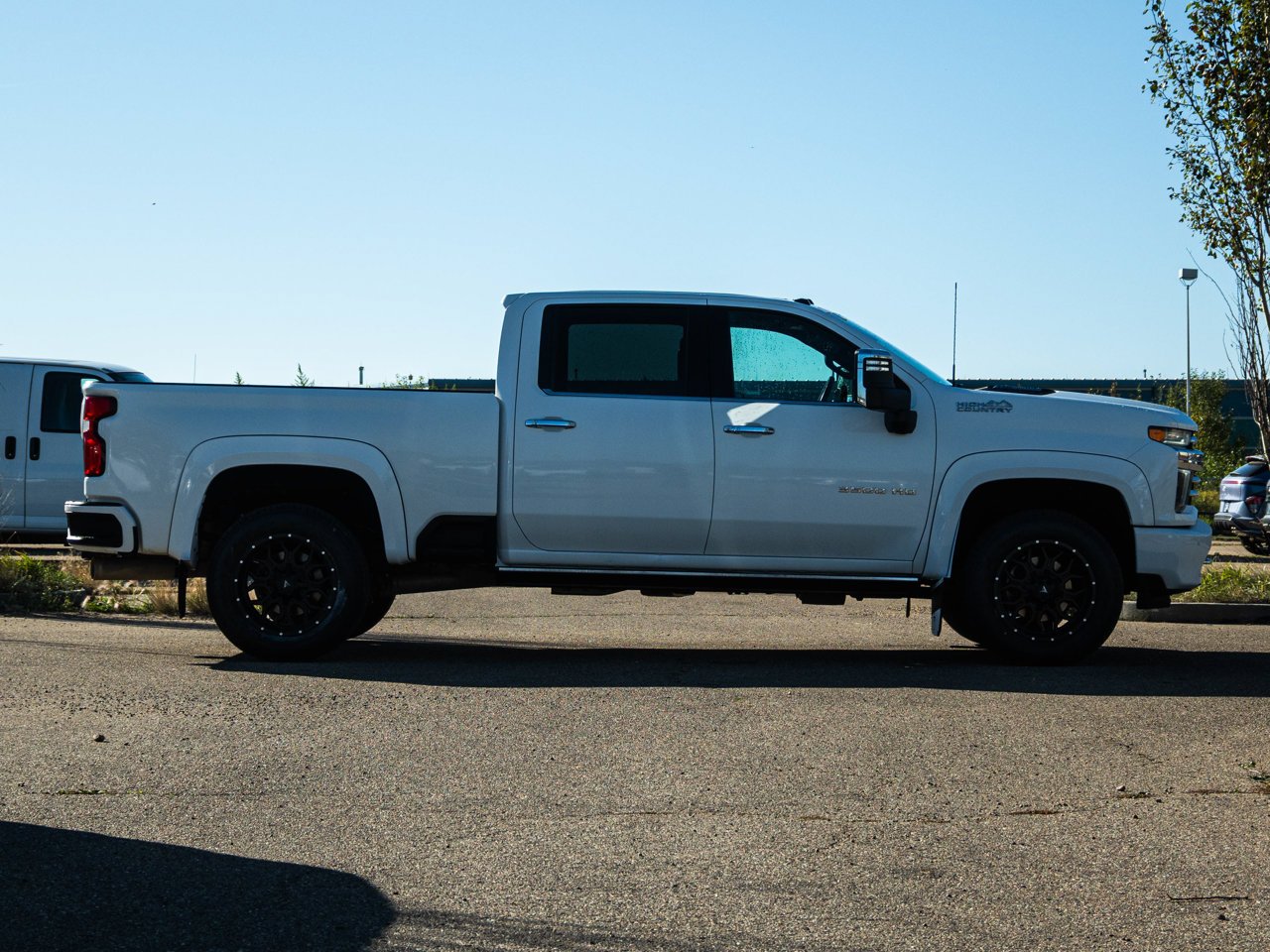 2023 Chevrolet Silverado 3500HD 4WD Crew Cab 159 High Country White Sherwood Park - photo #14