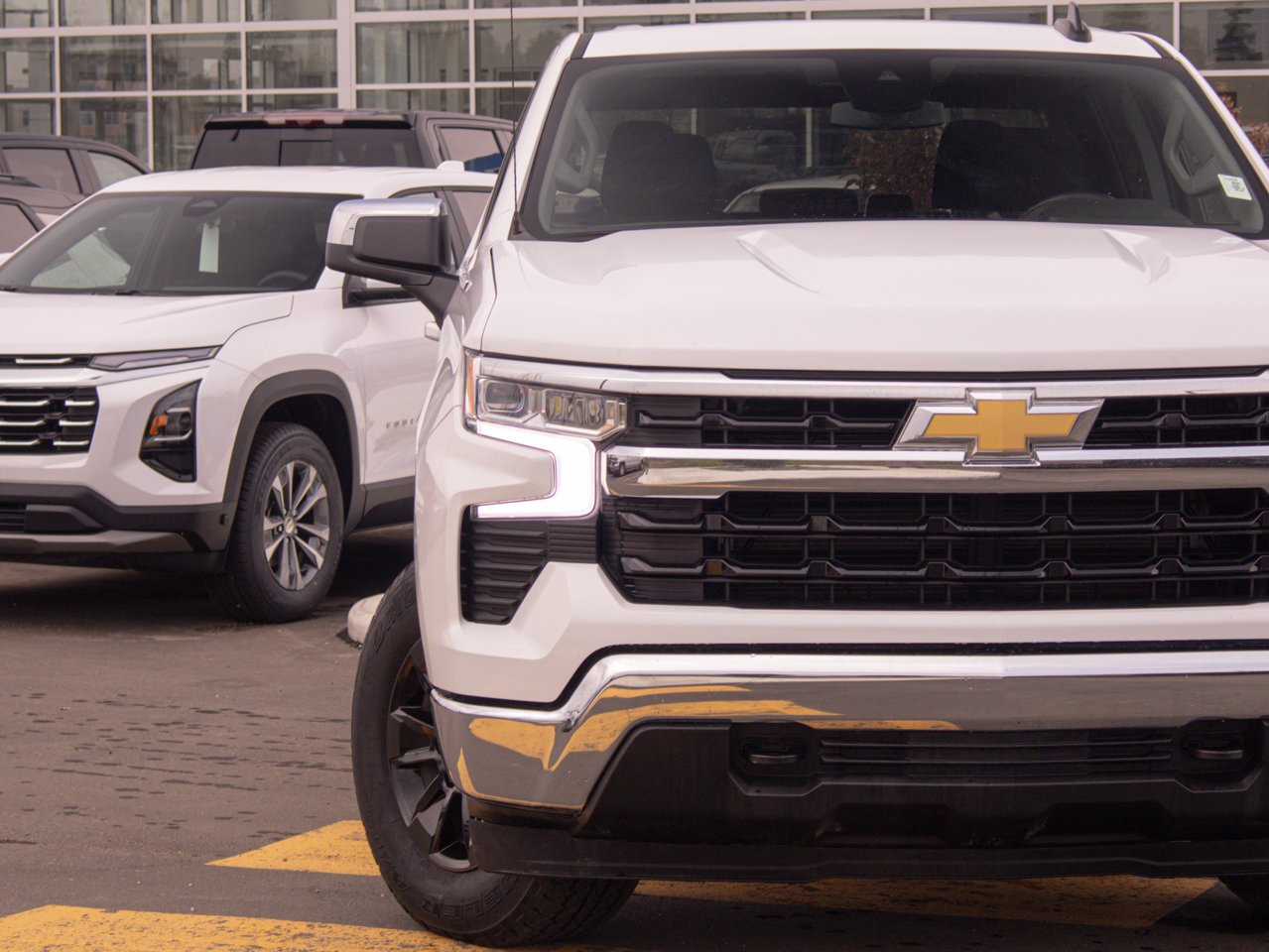 2025 Chevrolet Silverado 1500 4WD Crew Cab 147 LT White Sherwood Park - photo #4