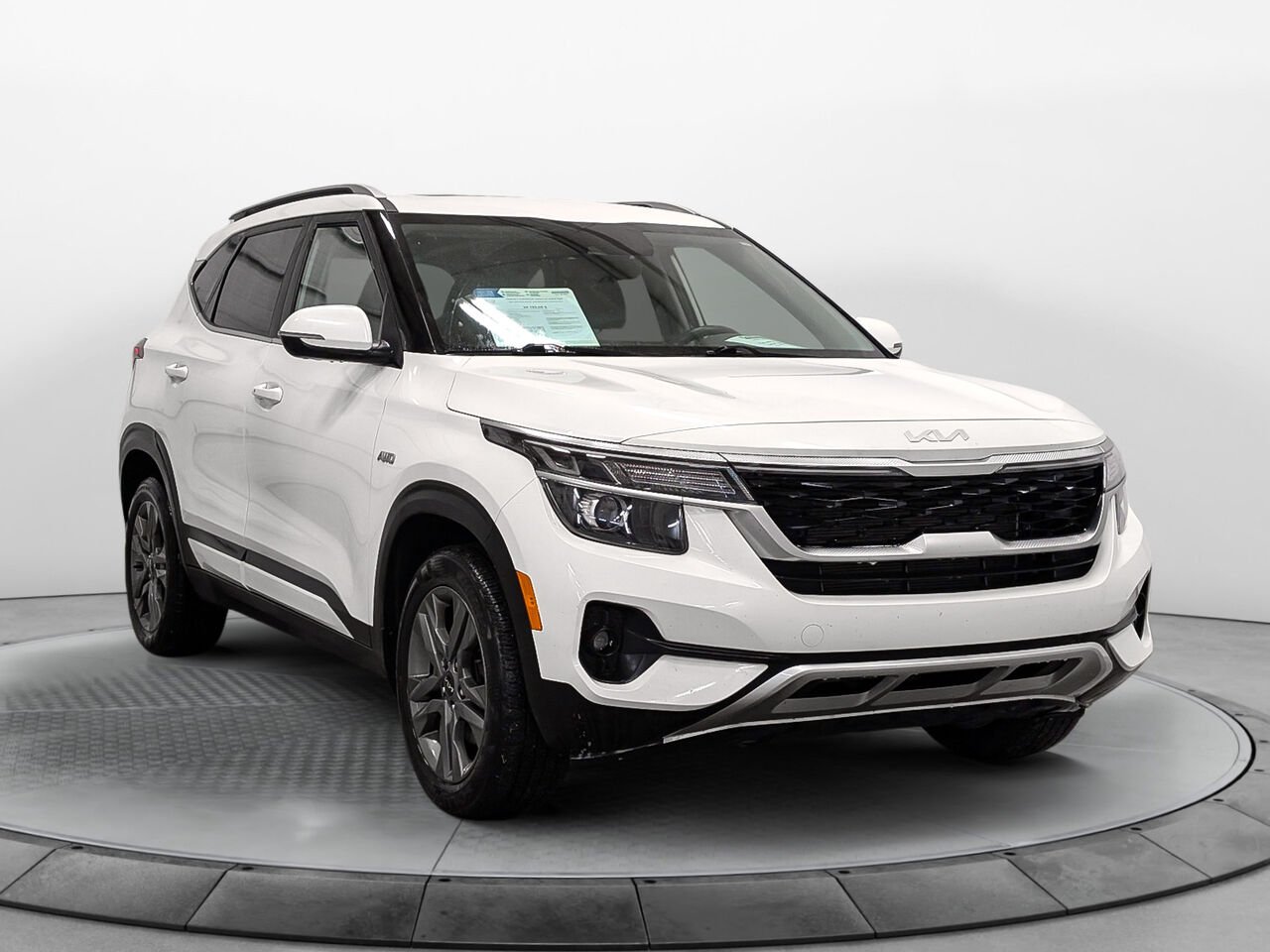 Kia Seltos AWD EX Bas Kilométrage Sièges et Volant Chauffant 2023 Blanc Sherbrooke - photo #1