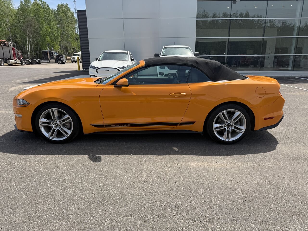 2018 Ford Mustang Orange Mont-Laurier - photo #1