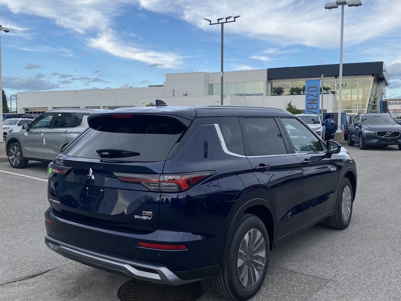 2026 Mitsubishi Outlander Plug-In Hybrid Cosmic Blue Metallic Saint-Eustache - photo #2