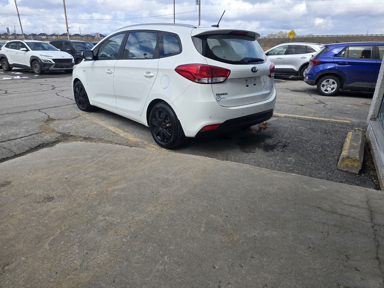 2016 Kia Rondo White  - photo #3