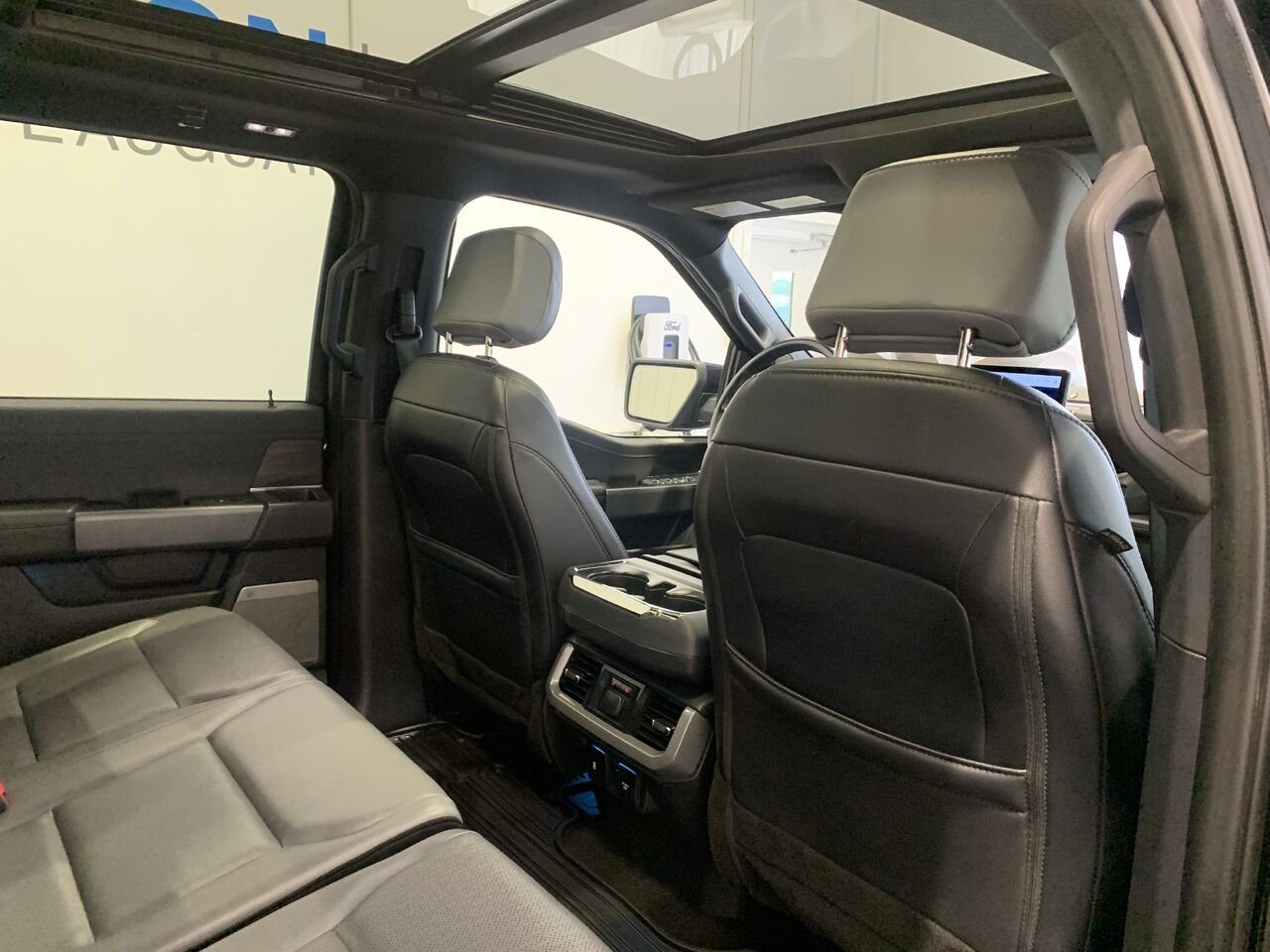 2024 Ford F-150 Lightning LARIAT Black Saint-Eustache - photo #14