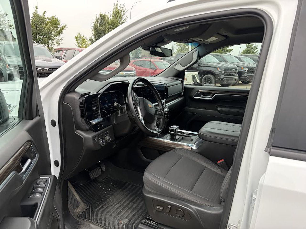 2023 Chevrolet Silverado 1500 4WD Crew Cab 147 LT White Sherwood Park - photo #6