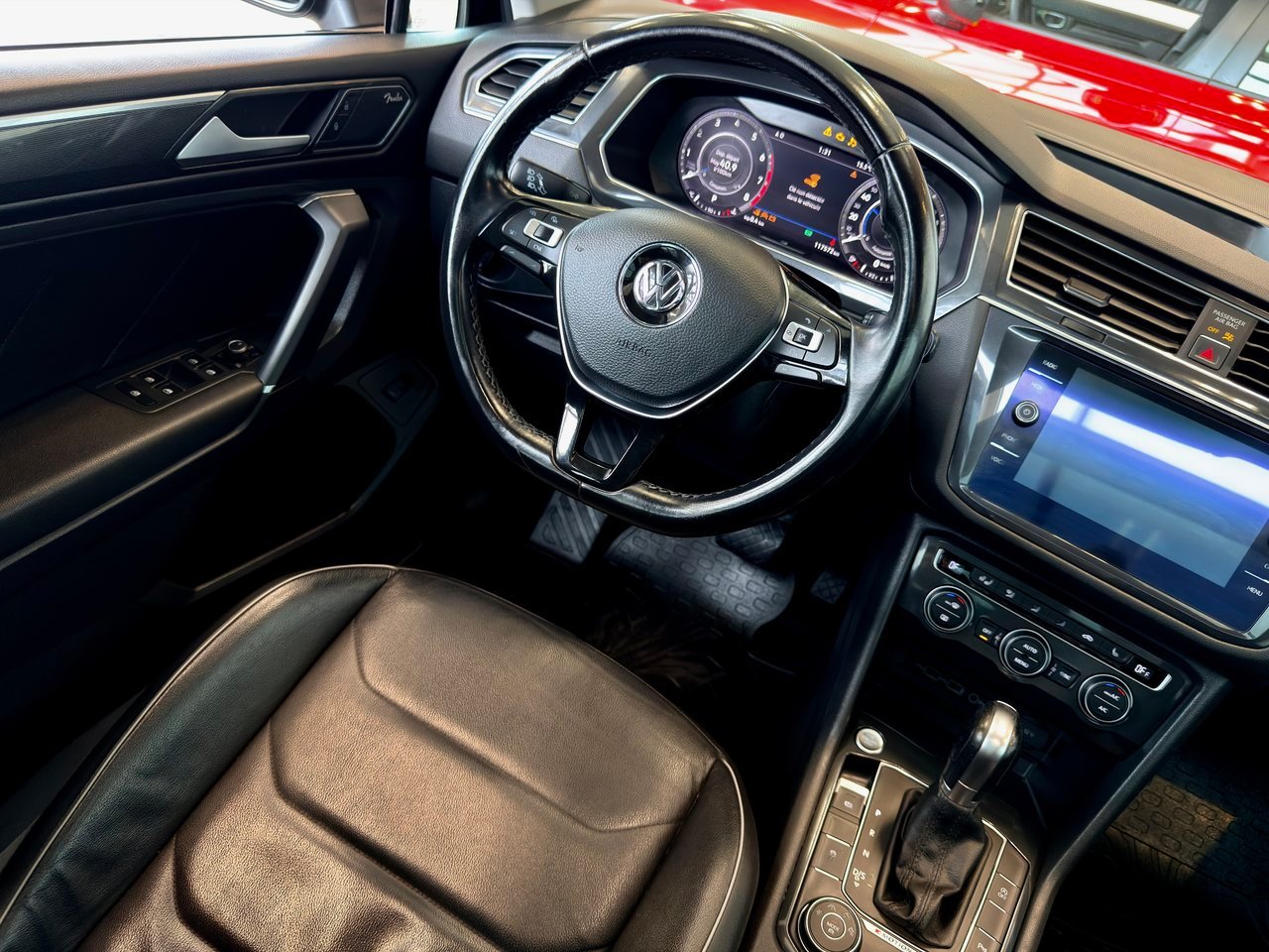 2018 Volkswagen Tiguan Black Notre-Dame-des-Prairies - photo #17