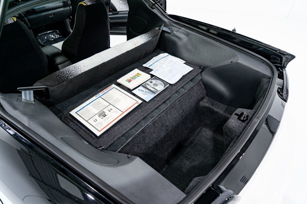 Chevrolet CAMARO Z28 PRIX EN USD | Pace Car with only 957km (595mi) with original window sticker 1993 Noir Montréal - photo #73