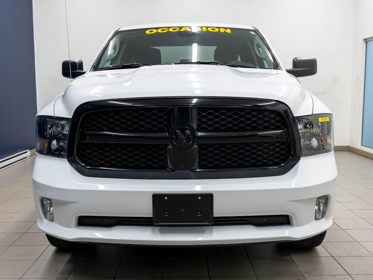 Ram 1500 Classic NIGHT EDITION 4X4 *CARPLAY* FREINS REMORQ WIFI USB 2023 Blanc Saint-Jérôme - photo #3