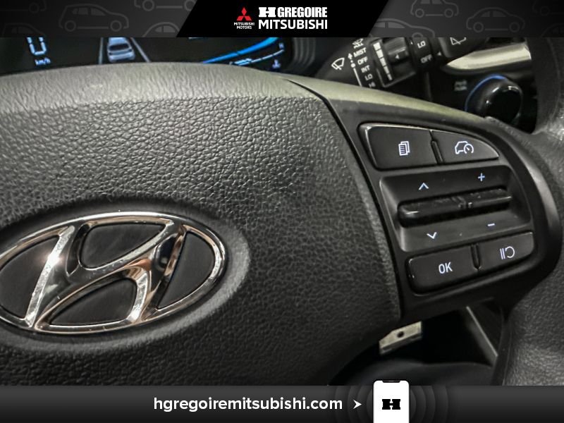 2025 Hyundai Venue White Laval - photo #21