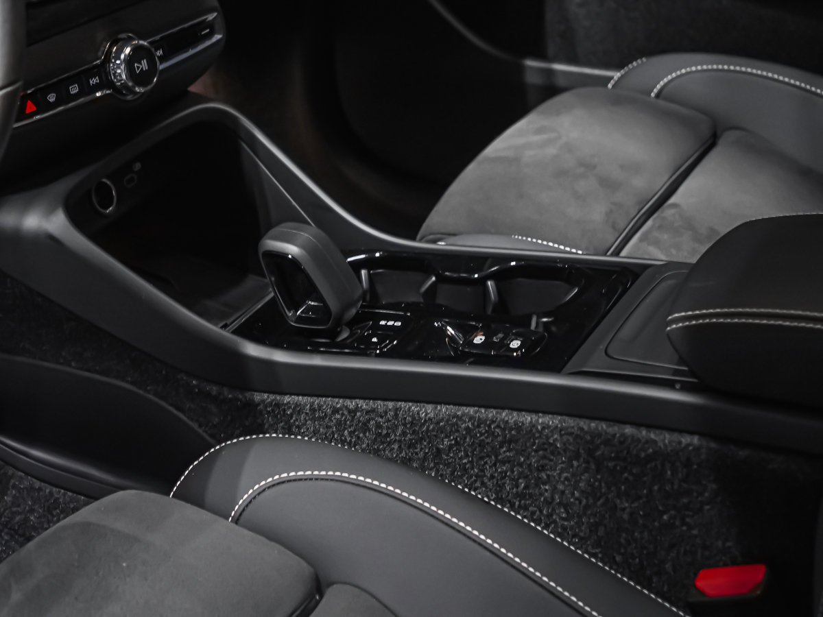 Volvo XC40 B5 PLUS DARK THEME CLIMATE 2025 Noir Montréal - photo #6