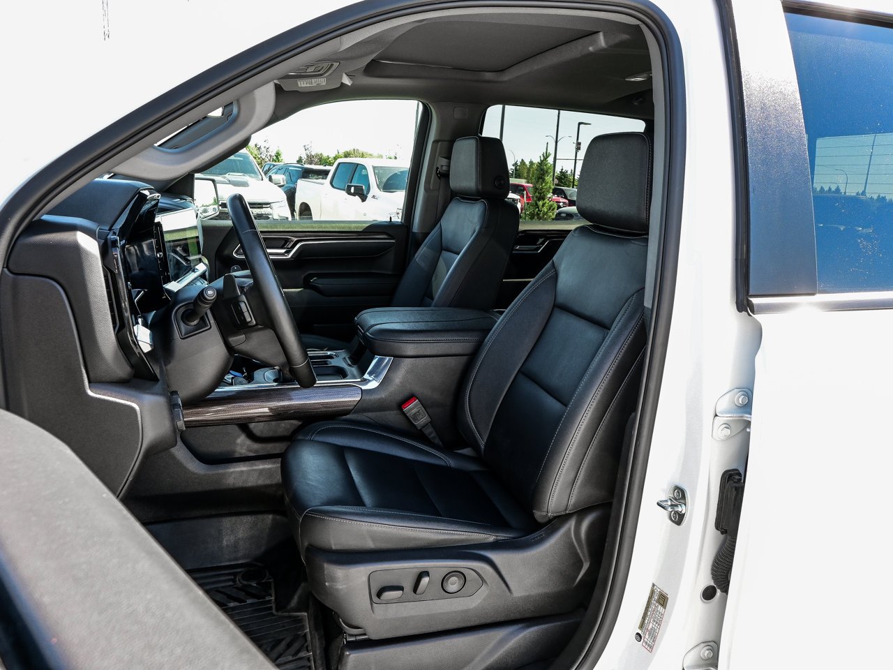 2025 Chevrolet Silverado 1500 4WD Crew Cab 147 LT Trail Boss White Sherwood Park - photo #16