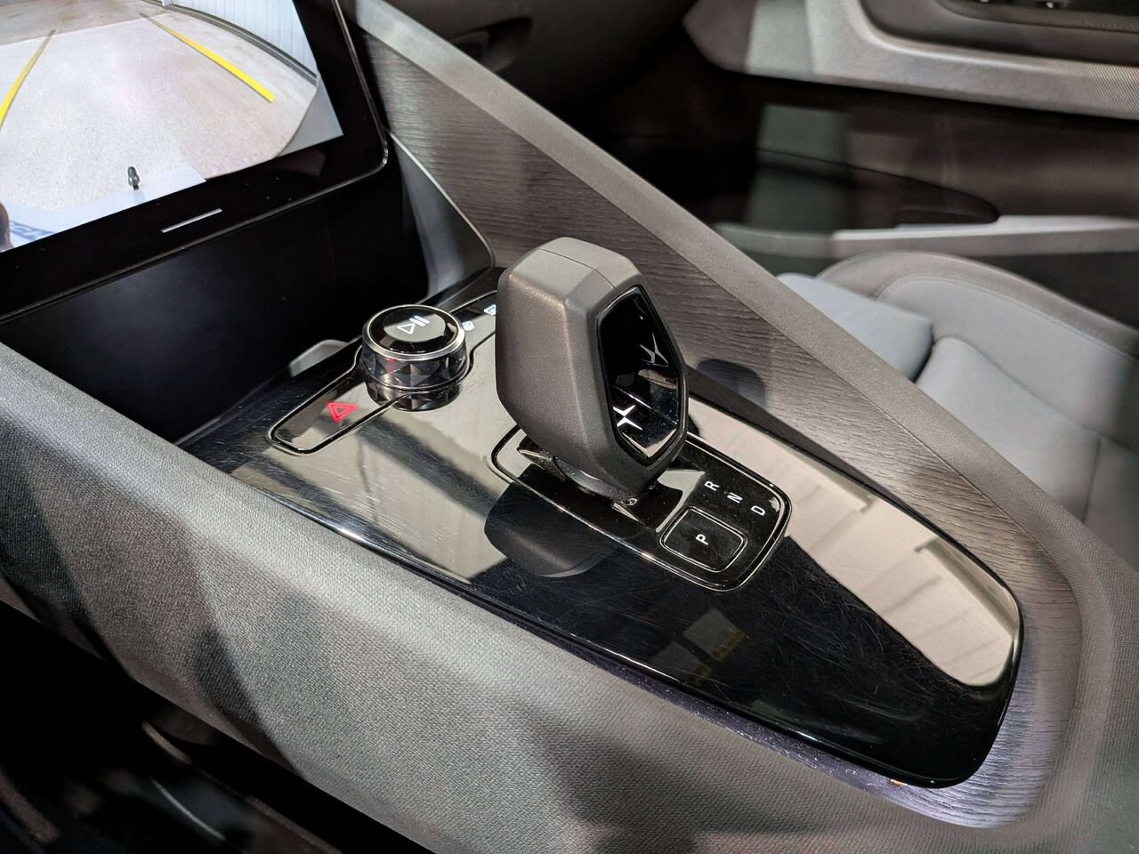 2022 Polestar 2 Long Range Dual Motor Grey Val-David - photo #29