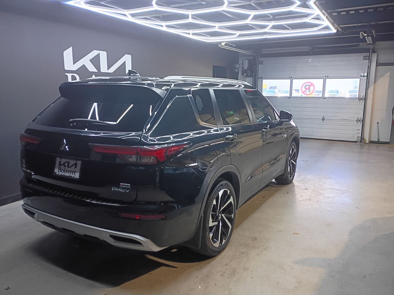 2023 Mitsubishi Outlander Plug-In Hybrid Black Blainville - photo #4