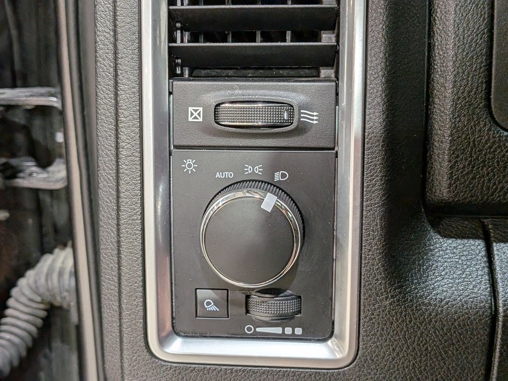 2023 Ram 1500 Classic SLT 4x4 Crew Cab 5'7" Box Grey Val-David - photo #26