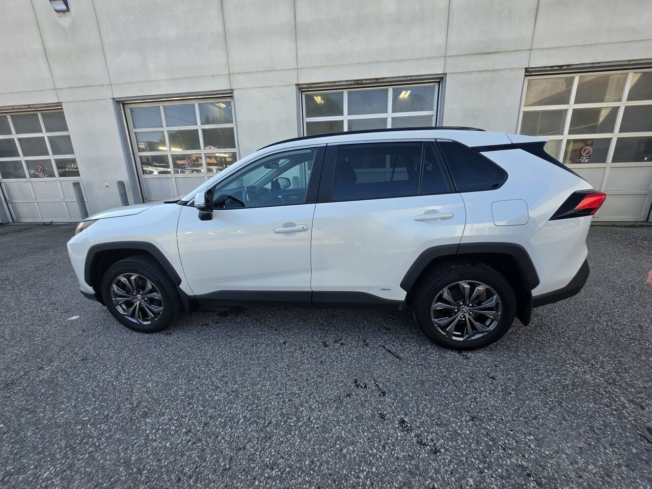 Toyota RAV4 XLE HYBRIDE 2023 Blanc Mont-Laurier - photo #8